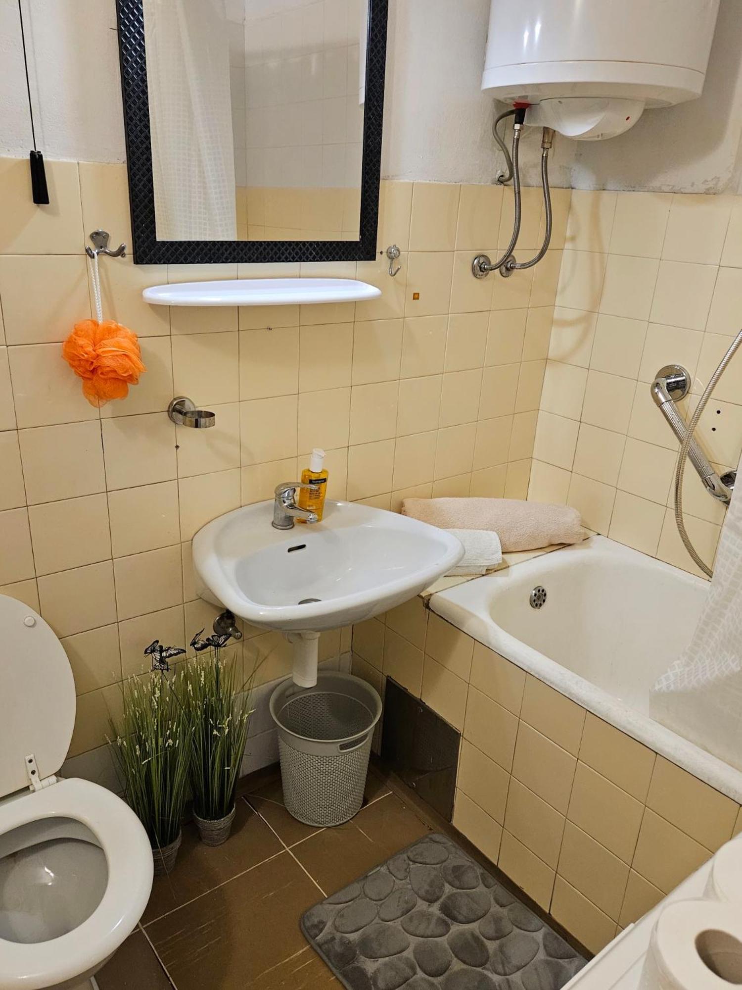 Gust House Split Apartment ภายนอก รูปภาพ